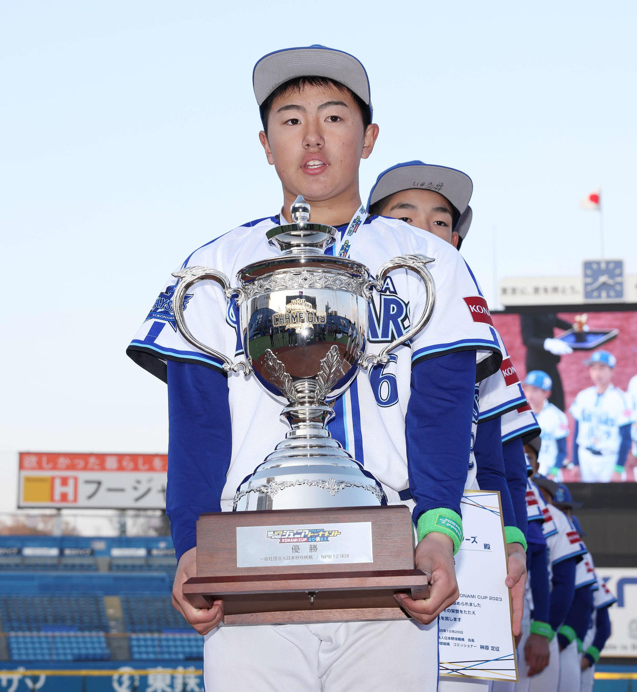 優勝トロフィーを手にするDeNAジュニア井端巧（撮影・宮地輝）
