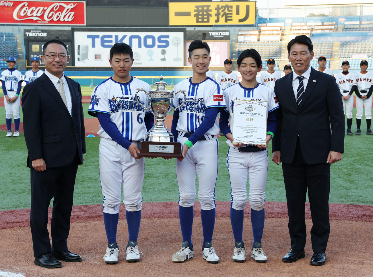 優勝トロフィーを手に記念撮影する、左からNPB井原事務局長、DeNAジュニア井端巧、染谷、笹谷、侍ジャパン井端監督（撮影・宮地輝）