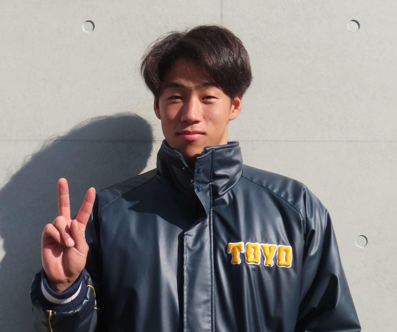 年内最後の練習を終えてピースする東洋大・岩崎（撮影・佐瀬百合子）
