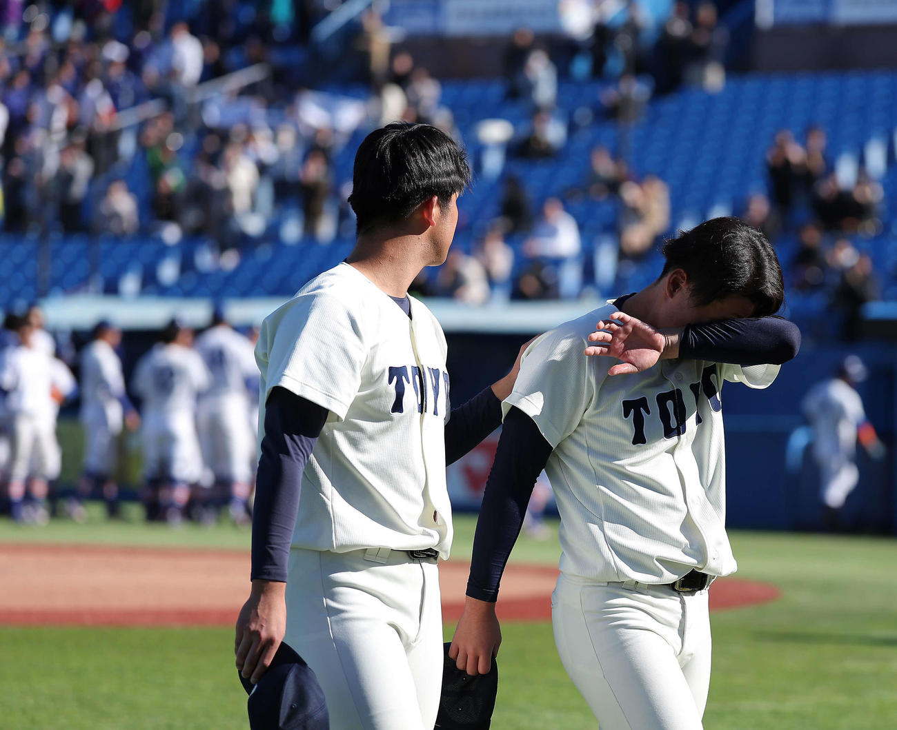 11月14日、入れ替え戦で駒大にサヨナラ負けし、涙をぬぐいながら引き揚げる東洋大・岩崎（右）