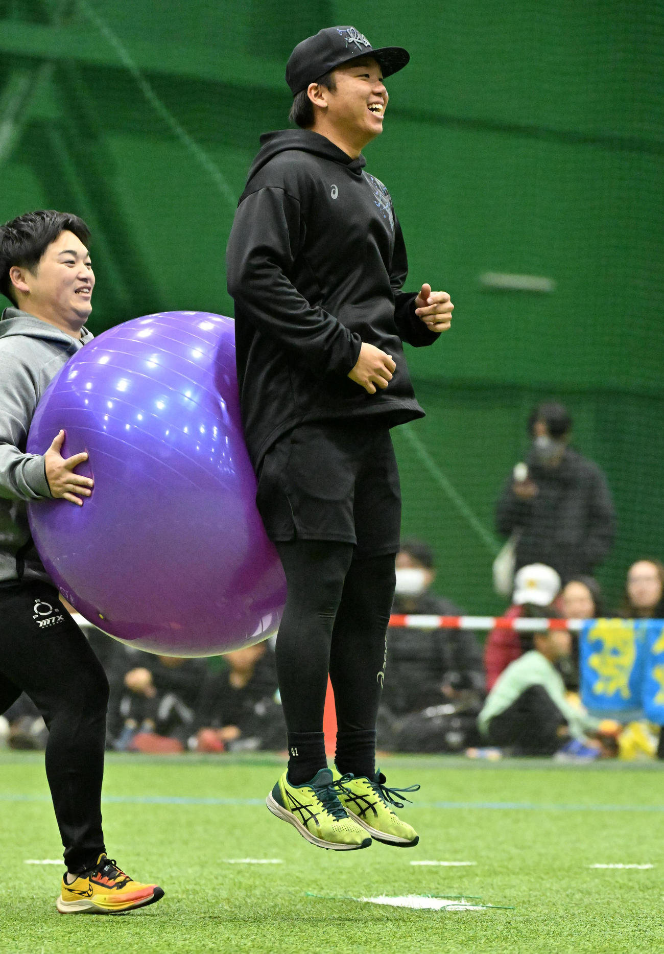 バランスボールでトレーニングをする村上（撮影・石井愛子）