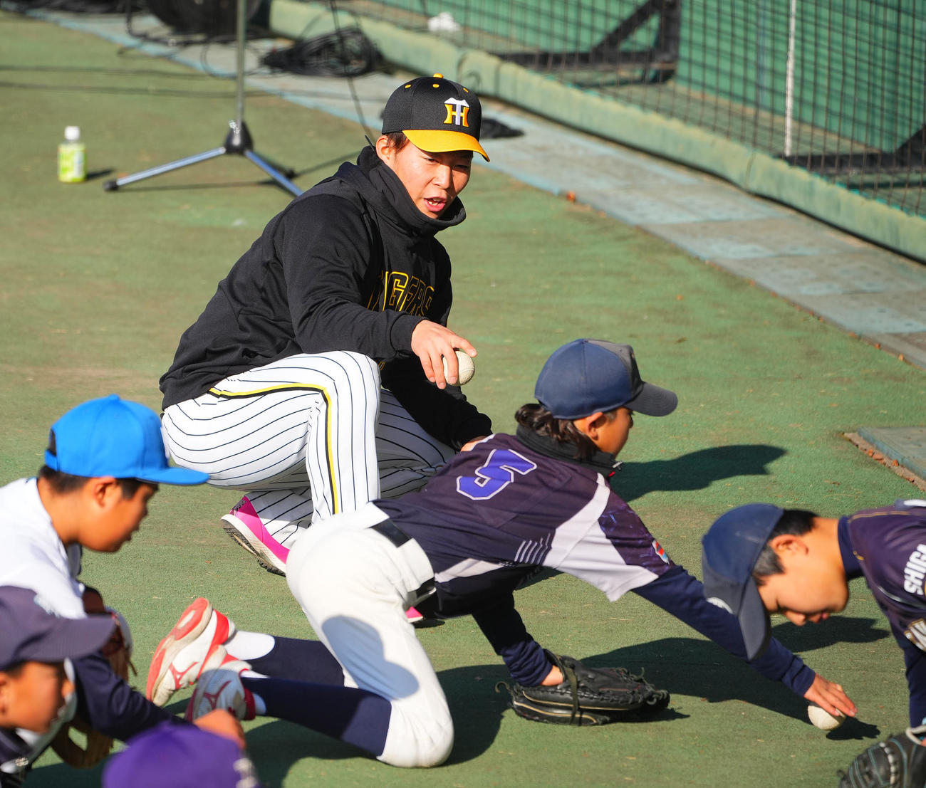 滋賀県人会野球教室で子どもたちに指導する阪神藤田（撮影・藤尾明華）