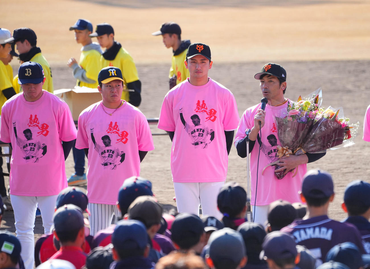 滋賀県人会野球教室で引退した元巨人松田氏のあいさつを聞く阪神藤田（左から2人目）（撮影・藤尾明華）