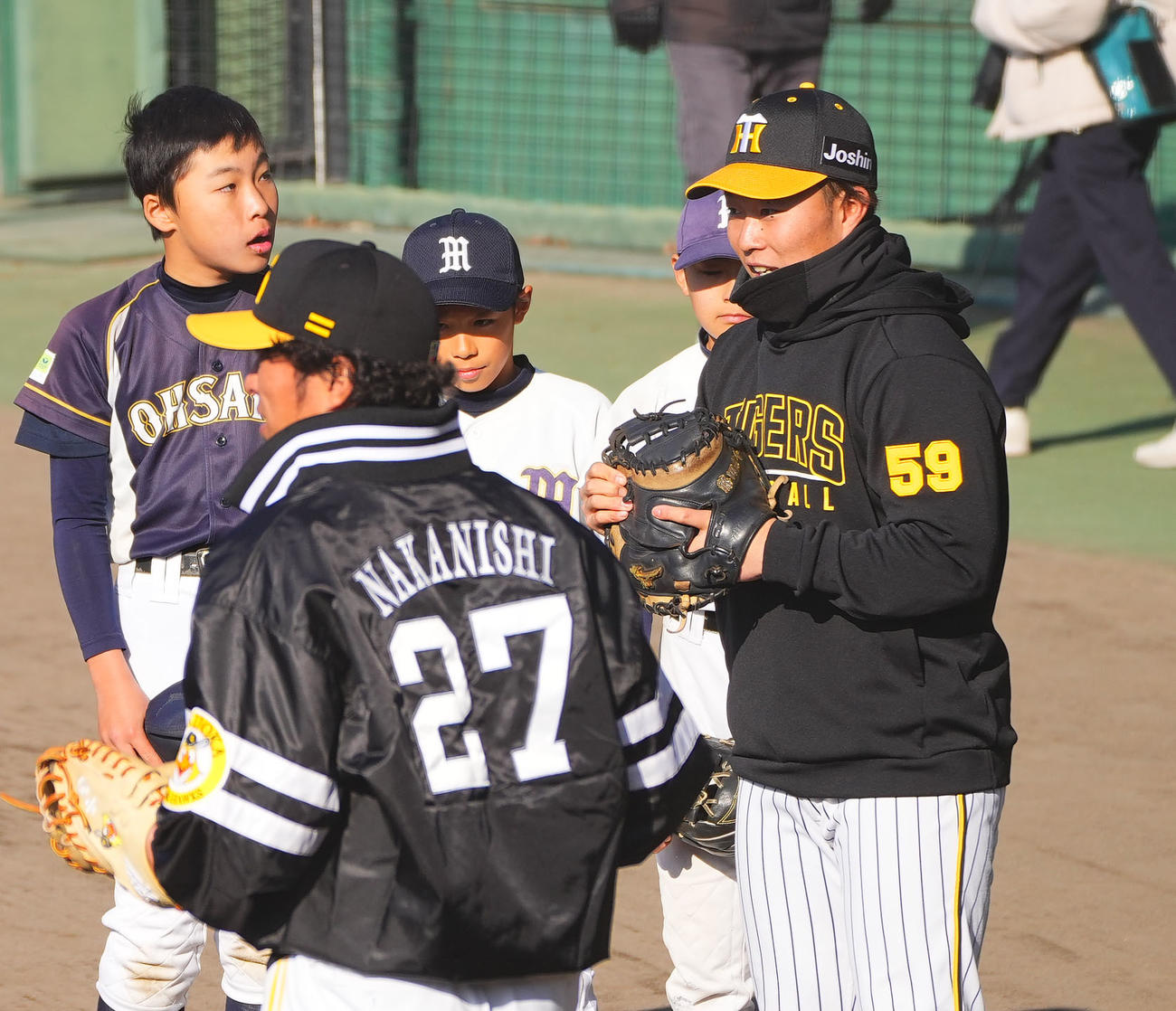 滋賀県人会野球教室で子どもたちを指導する阪神藤田（右端）（撮影・藤尾明華）