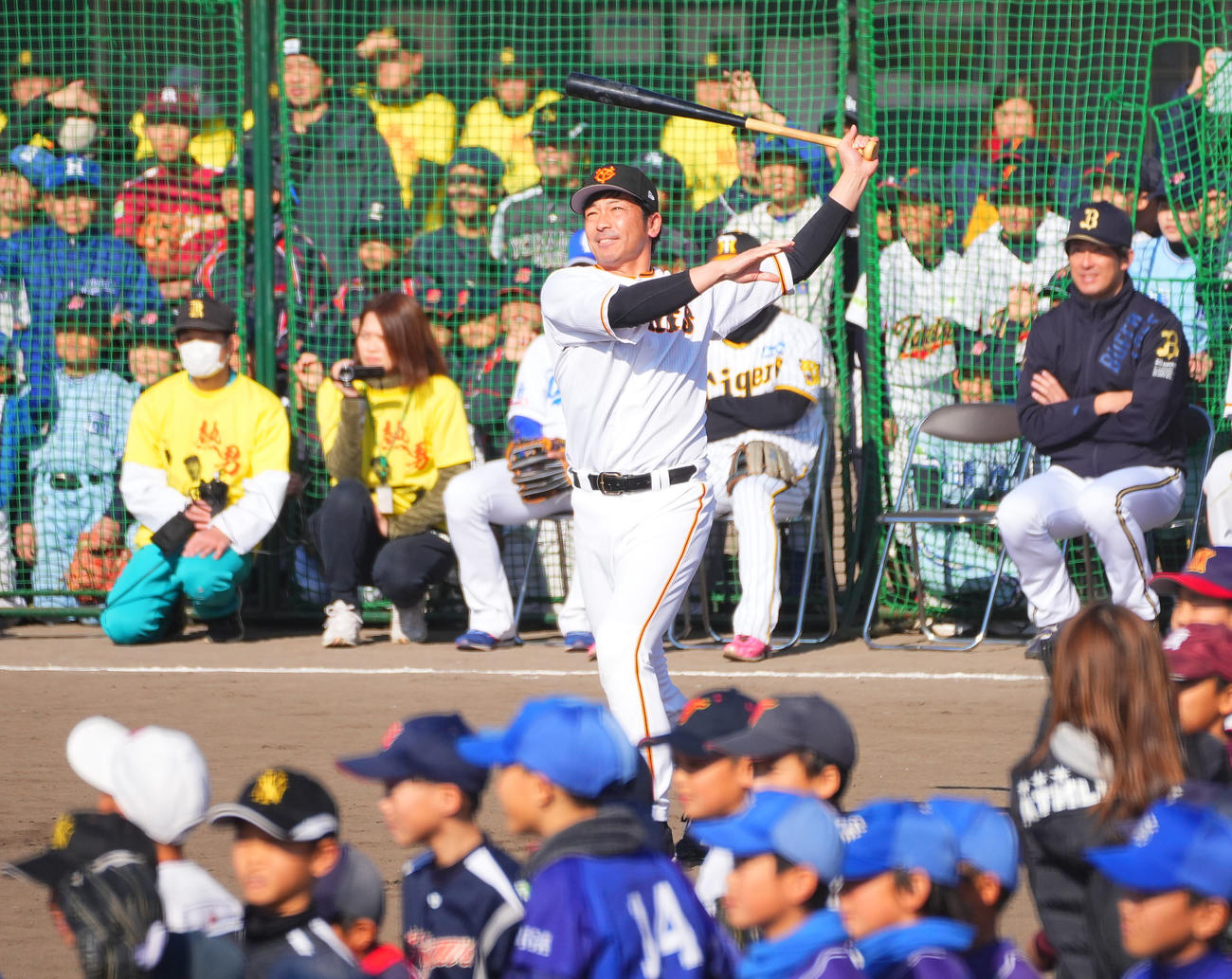 滋賀県人会野球教室でロングティーを披露する元巨人松田（撮影・藤尾明華）