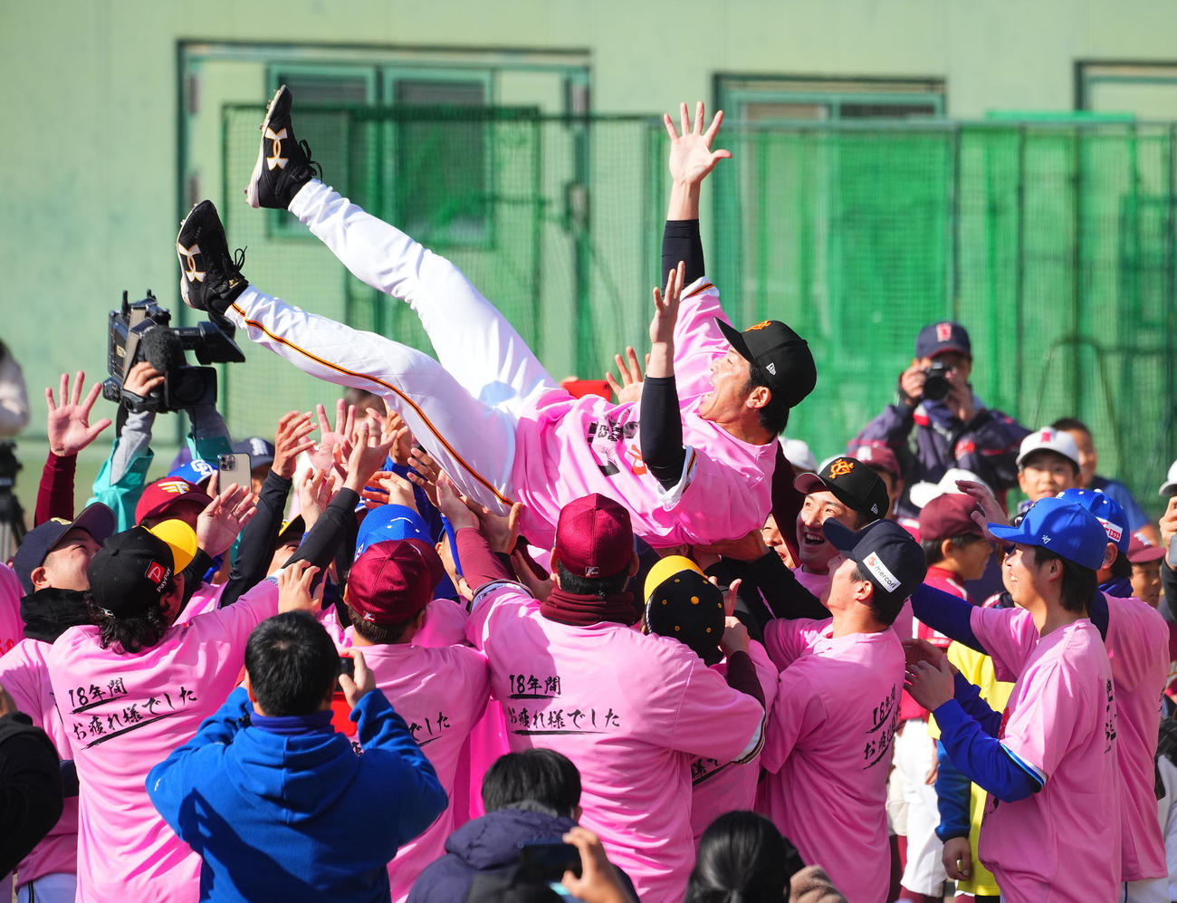 滋賀県人会野球教室で胴上げをされる元巨人松田（撮影・藤尾明華）
