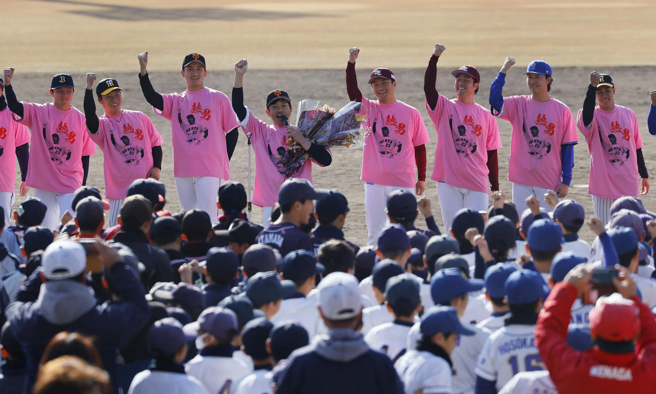 滋賀県人会野球教室で引退した元巨人松田（左から4人目）と「熱男」ポーズをする（左から）オリックス茶野、阪神藤田、巨人横川、（ひとりおいて）楽天則本、滝中、DeNA京山、阪神植田（撮影・藤尾明華）