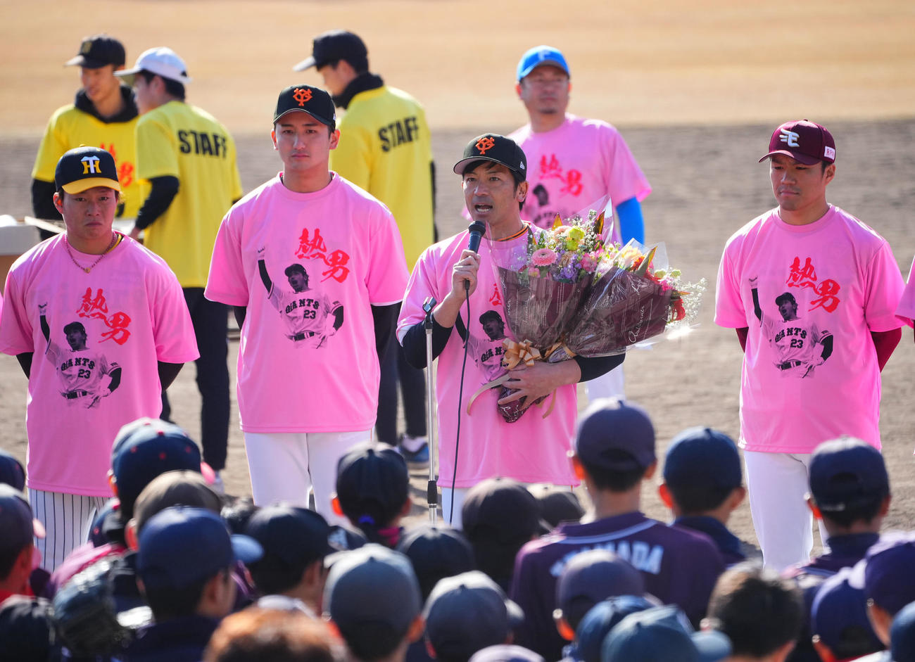 滋賀県人会野球教室で引退のあいさつをする元巨人松田（撮影・藤尾明華）