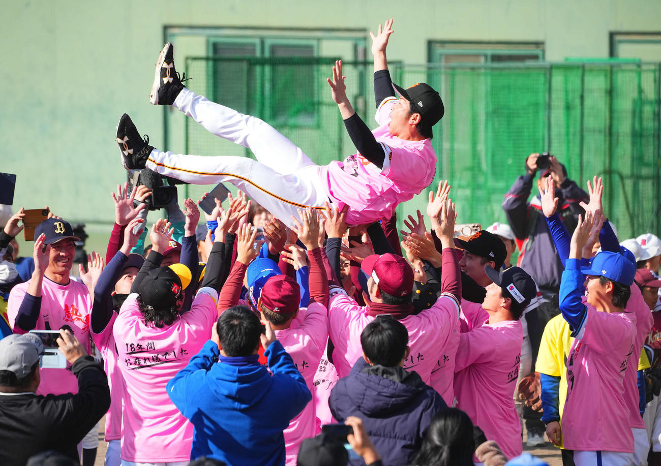 滋賀県人会野球教室で胴上げされる元巨人の松田氏（撮影・藤尾明華）