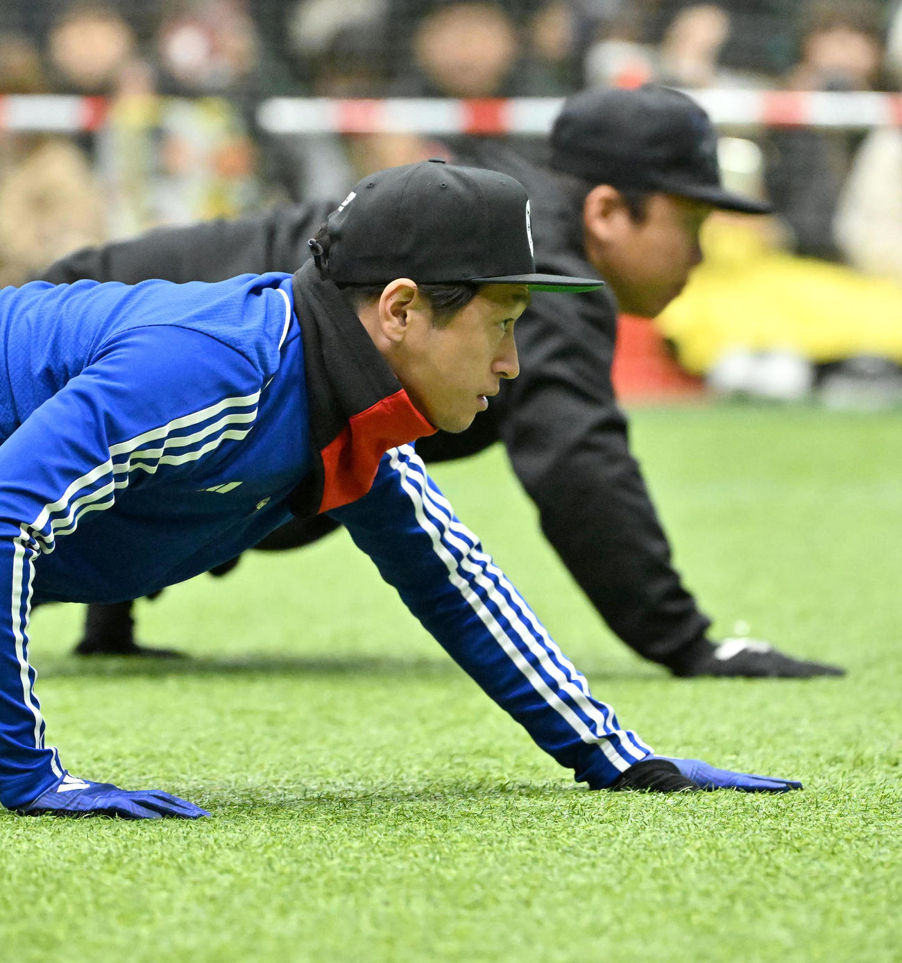 体幹トレーニングをする（左から）近本、村上（撮影・石井愛子）
