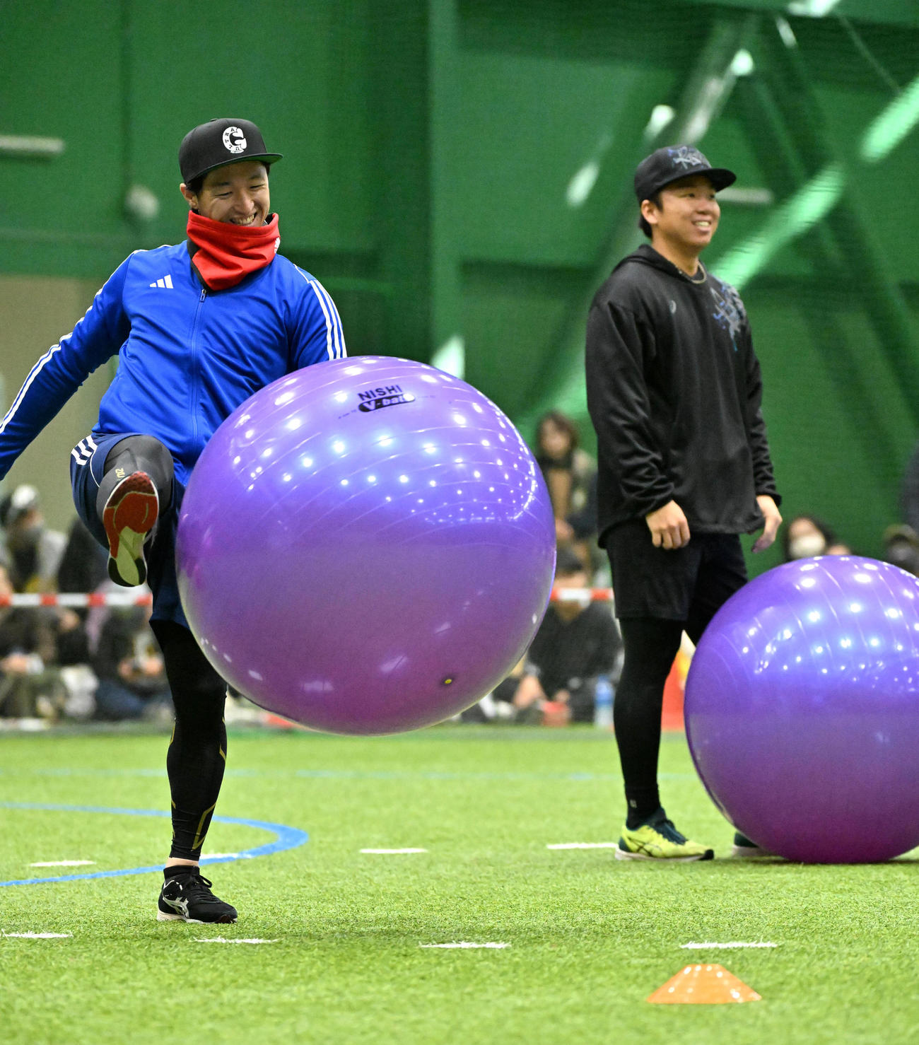 バランスボールを蹴る近本（右）、村上（撮影・石井愛子）