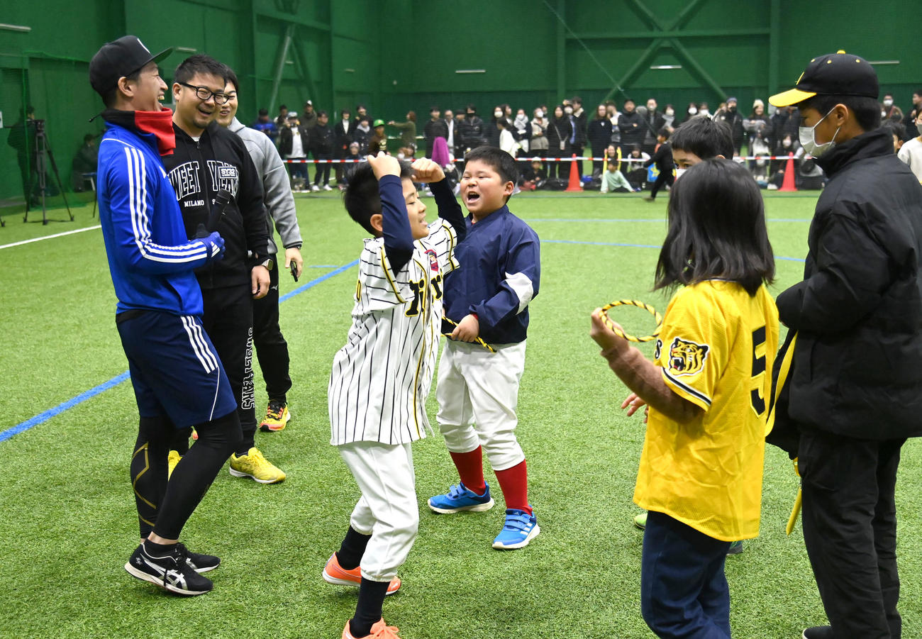 子どもたちとゲームを楽しむ近本（左）（撮影・石井愛子）