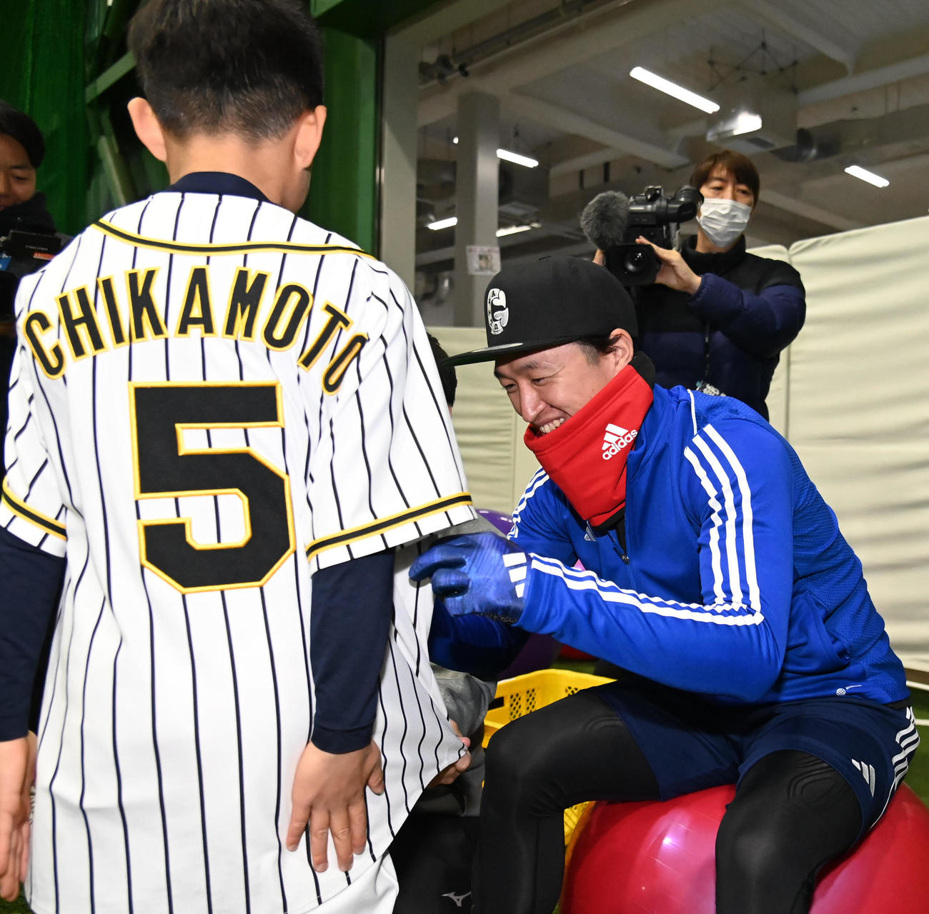子どもらにサインをする近本（撮影・石井愛子）