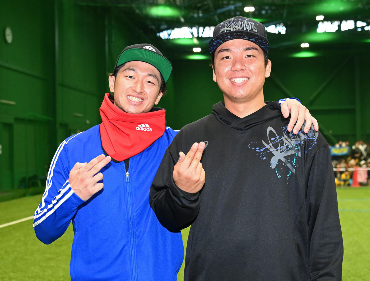 淡路島ポーズをする（左から）近本、村上（撮影・石井愛子）