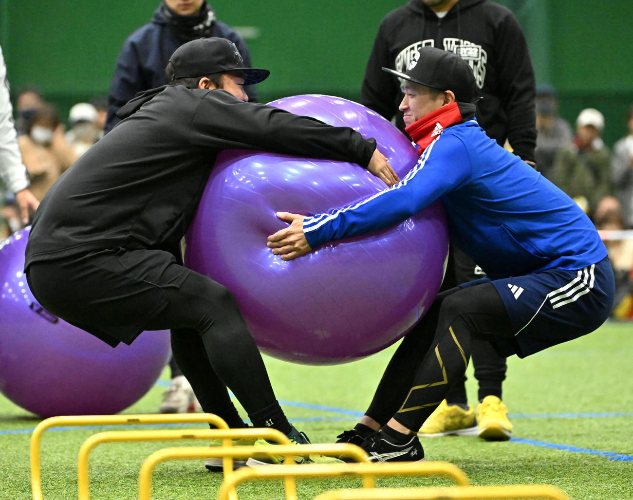 バランスボールを使用しトレーニングをする（左から）村上、近本（撮影・石井愛子）