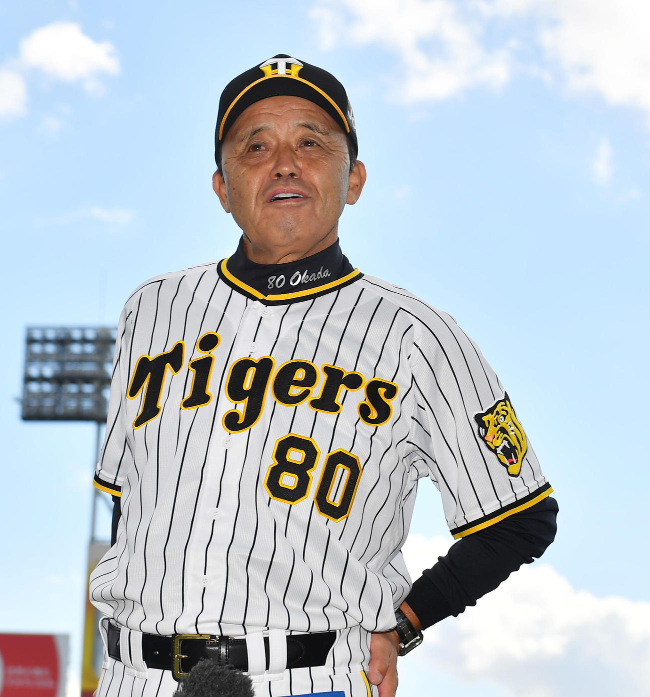 22年10月、秋季練習初日を終え秋晴れのもと会見を行う阪神岡田彰布監督