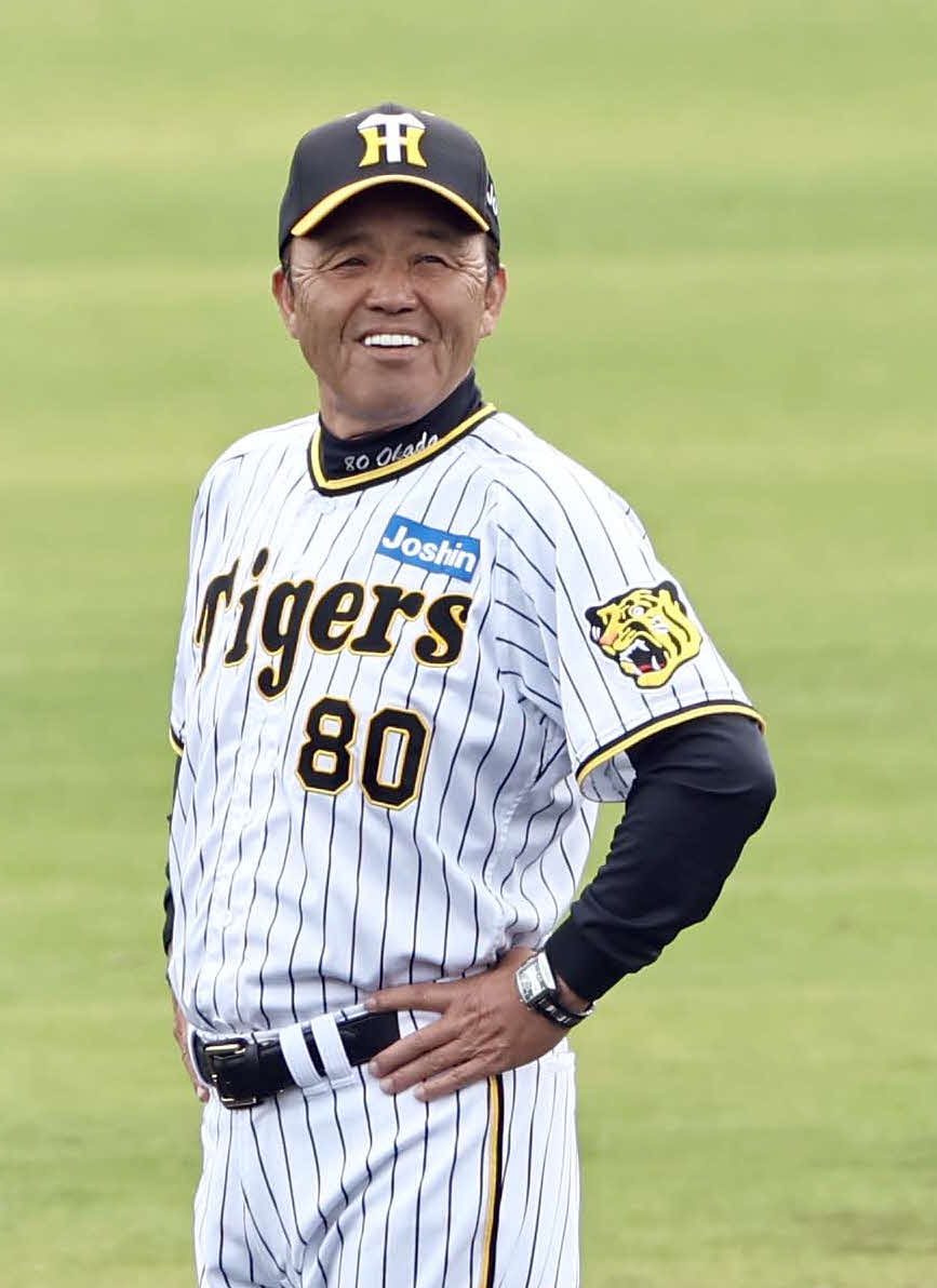 23年2月、春季キャンプを終え二塁ベース上で笑顔を見せる岡田彰布監督