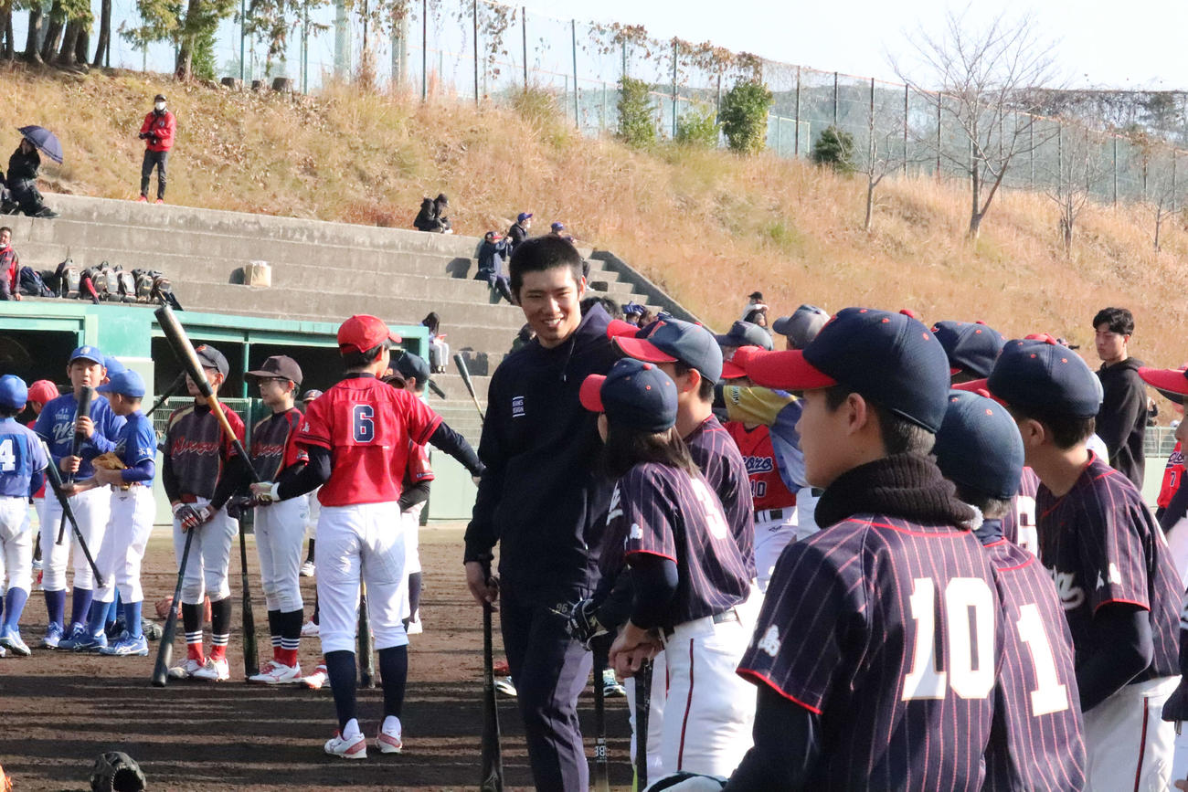 母校での野球教室に参加した広島中村奨成捕手（写真中央）（撮影・前原淳）＝2023年12月29日、広陵グラウンド