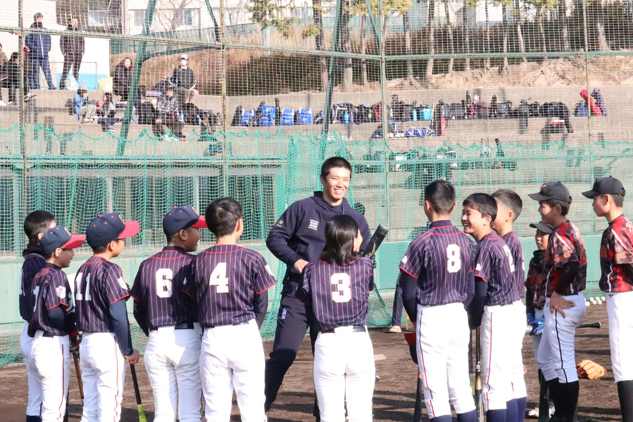 母校での野球教室に参加した広島中村奨成捕手（写真中央）（撮影・前原淳）＝2023年12月29日、広陵グラウンド