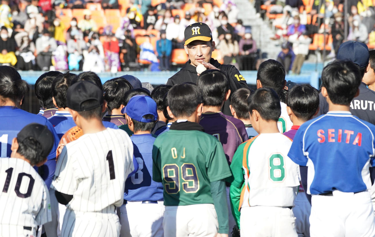 野球教室に参加し子どもたちの質問に答える岩崎（中央）（撮影・森本幸一）