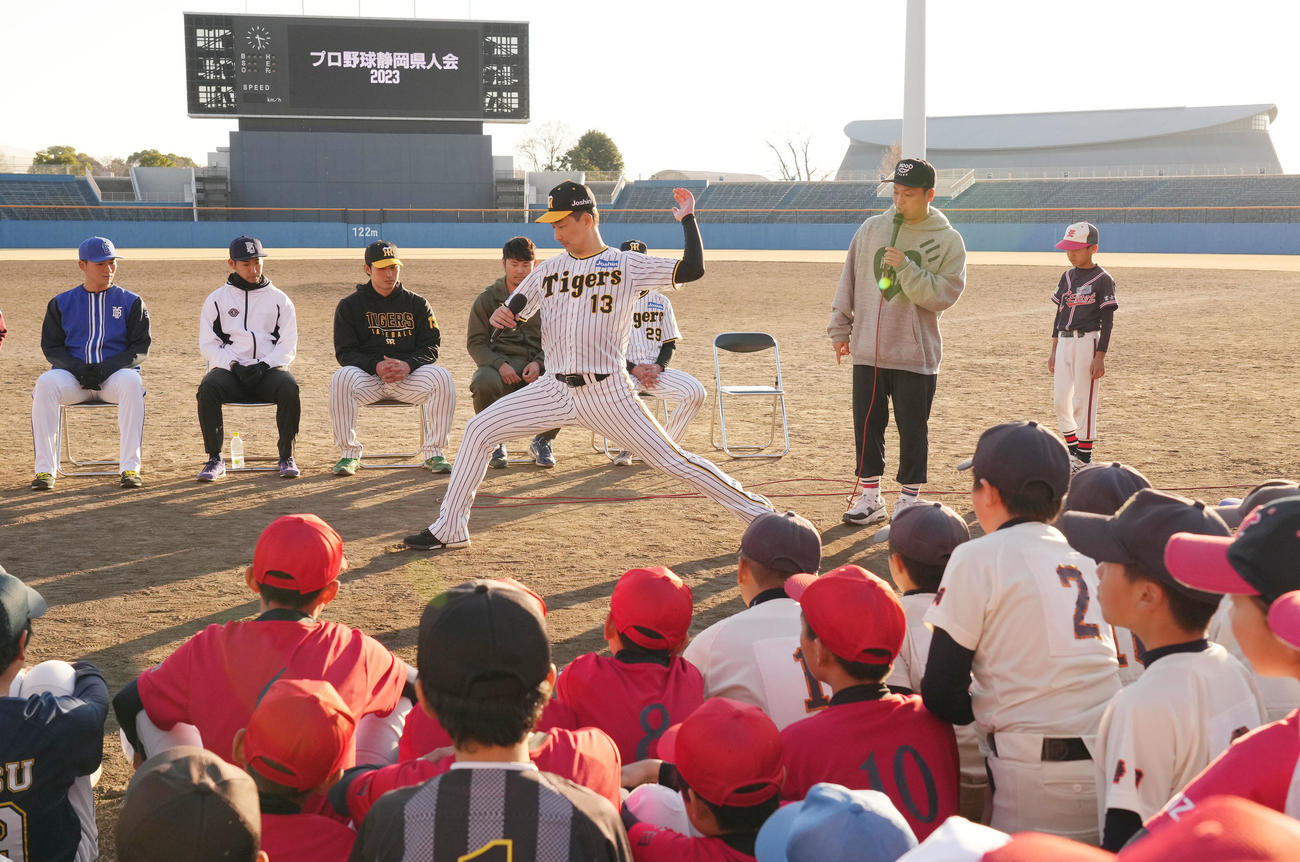 野球教室に参加し子どもたちに投球フォームを披露する岩崎（中央）（撮影・森本幸一）