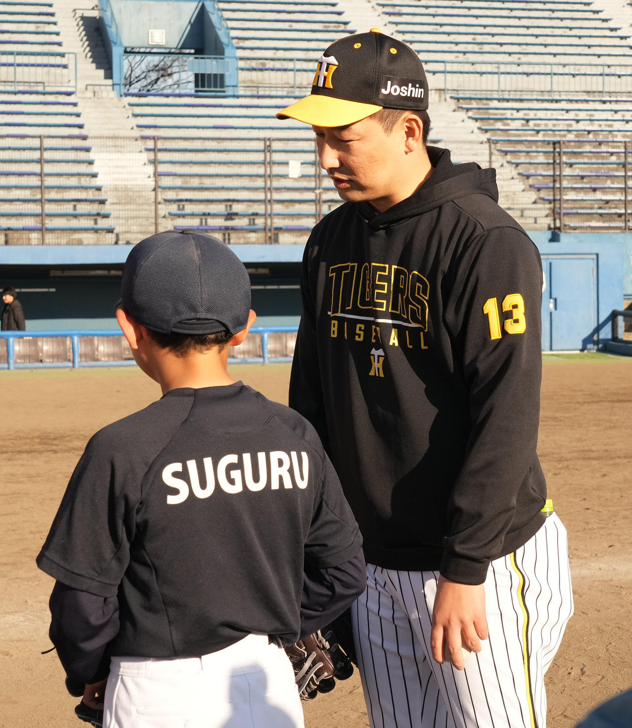 野球教室に参加し子どもたちの質問に答える岩崎（右）（撮影・森本幸一）