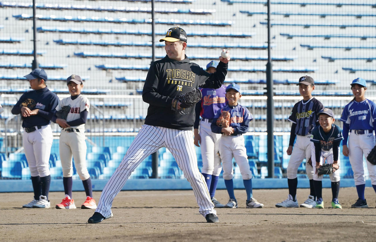 野球教室に参加し子どもたちにゴロ捕球の手本を見せる岩崎（手前）（撮影・森本幸一）