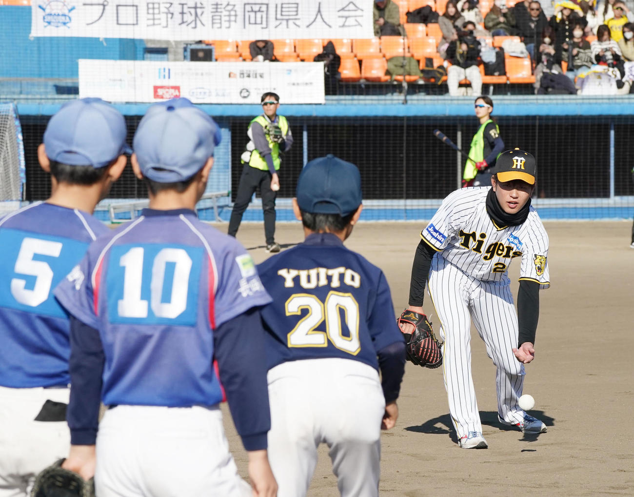 野球教室に参加し子どもたちにゴロ捕球のアドバイスをする高橋（右）（撮影・森本幸一）