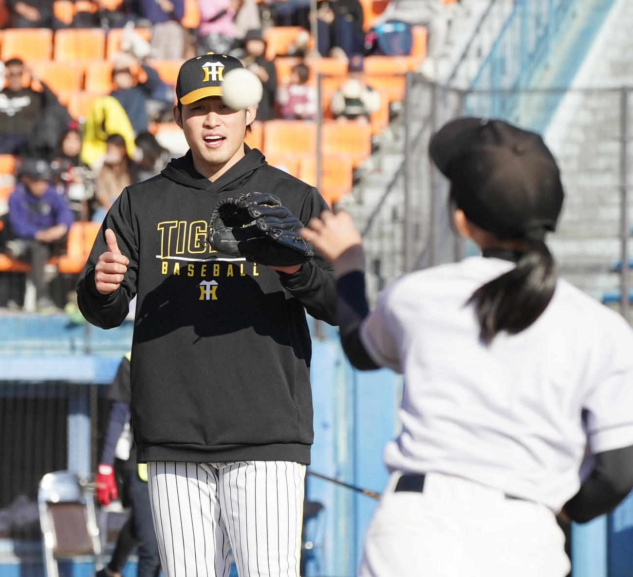 野球教室に参加し子どもたちにアドバイスをする佐藤蓮（左）（撮影・森本幸一）