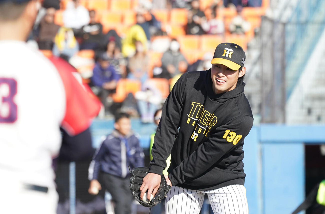 野球教室に参加し子どもたちにアドバイスをする佐藤蓮（右）（撮影・森本幸一）