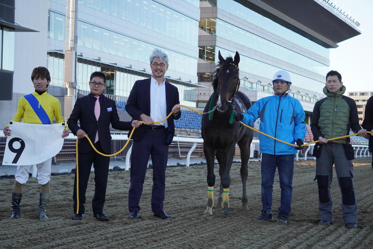 リジンの口取りに収まる吉井理人オーナー（左から3人目）