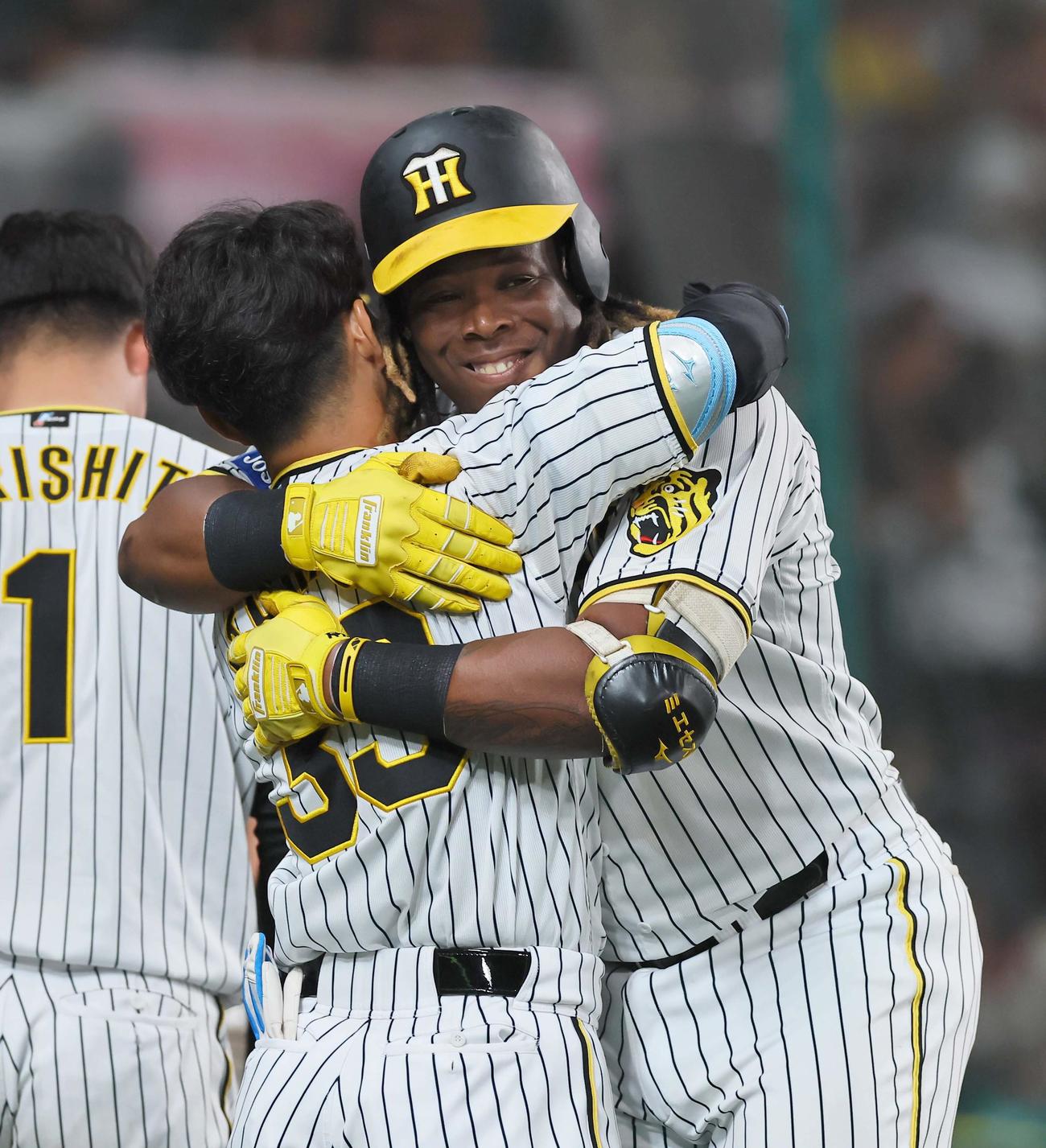 9月21日、中越えソロ本塁打を放ったミエセス（右）は糸原と抱き合って喜ぶ（撮影・上田博志）