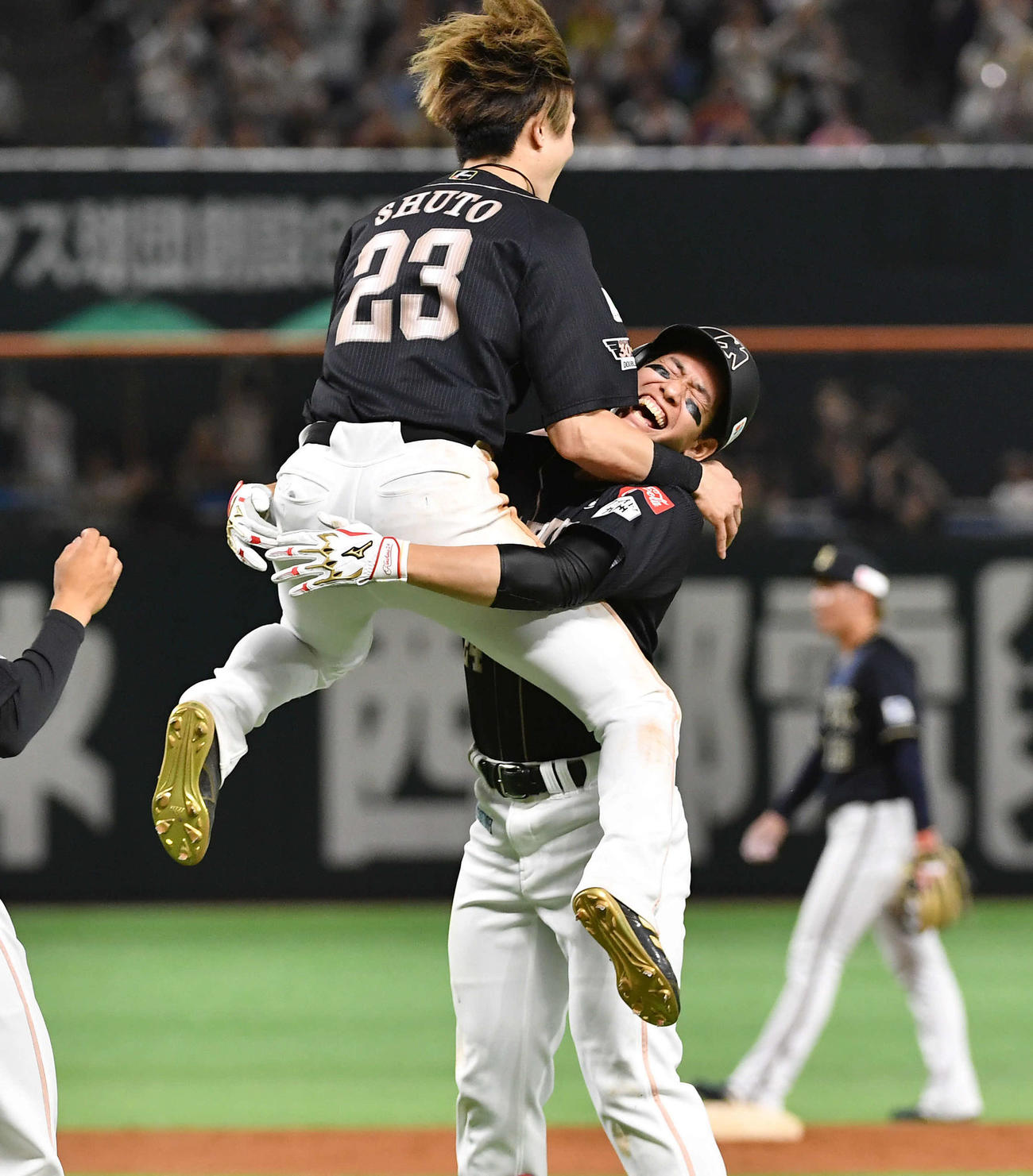 5月4日、ソフトバンク対オリックス　延長11回裏ソフトバンク無死一、二塁、中越えにサヨナラ打を放ち、周東（左）に手荒く祝福され笑顔を見せる栗原（撮影・岩下翔太）