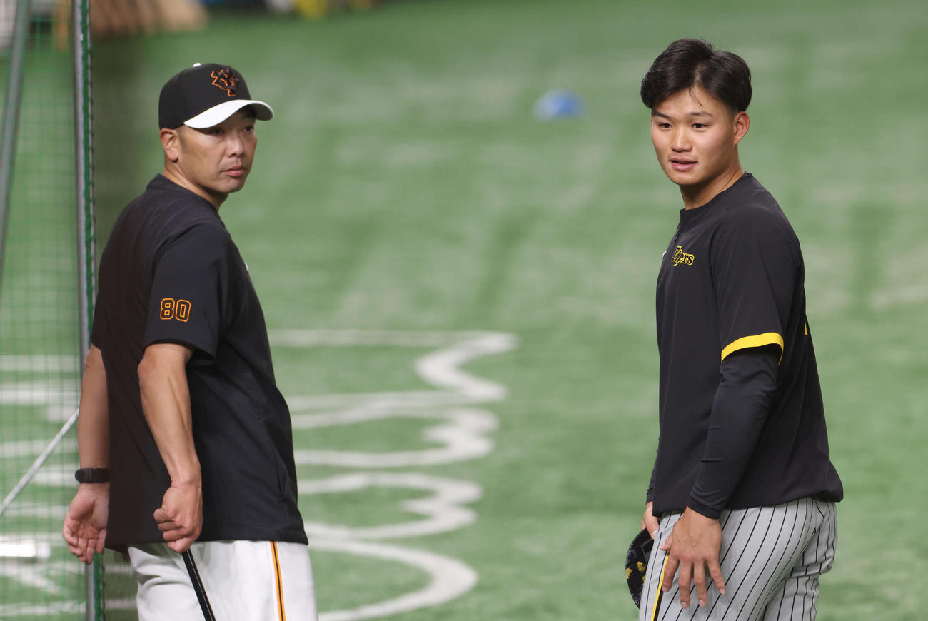 4月、巨人対阪神　試合前、当時巨人ヘッド兼バッテリーコーチだった阿部監督（左）と話をする阪神森下