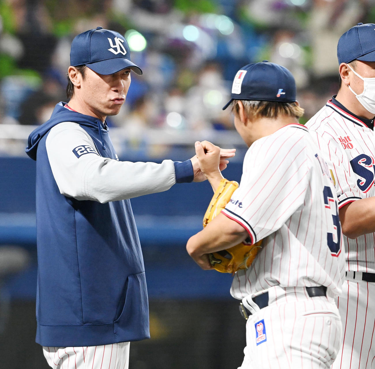 田口（右）を迎える高津監督（2023年4月18日撮影）