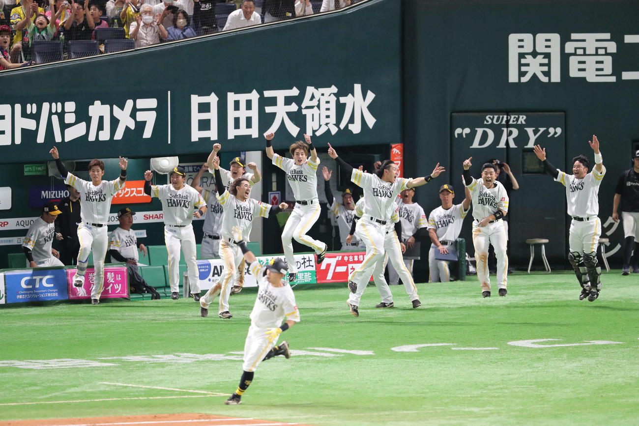 9月30日、ソフトバンク対日本ハム　9回裏ソフトバンク1死、中村晃は右越えにサヨナラとなる本塁打を放つ