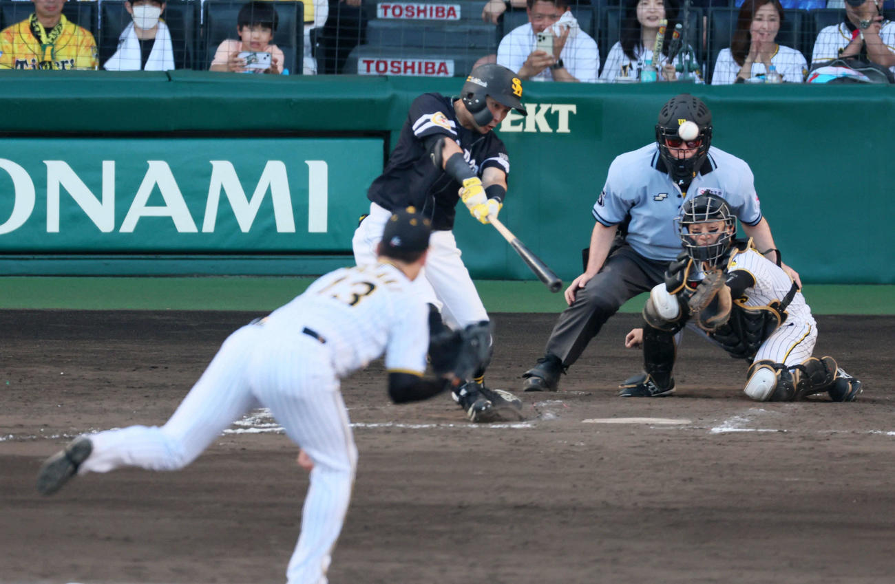 6月17日、阪神対ソフトバンク　9回表ソフトバンク2死一、二塁、中村晃は左へ適時二塁打を放つ。投手は岩崎