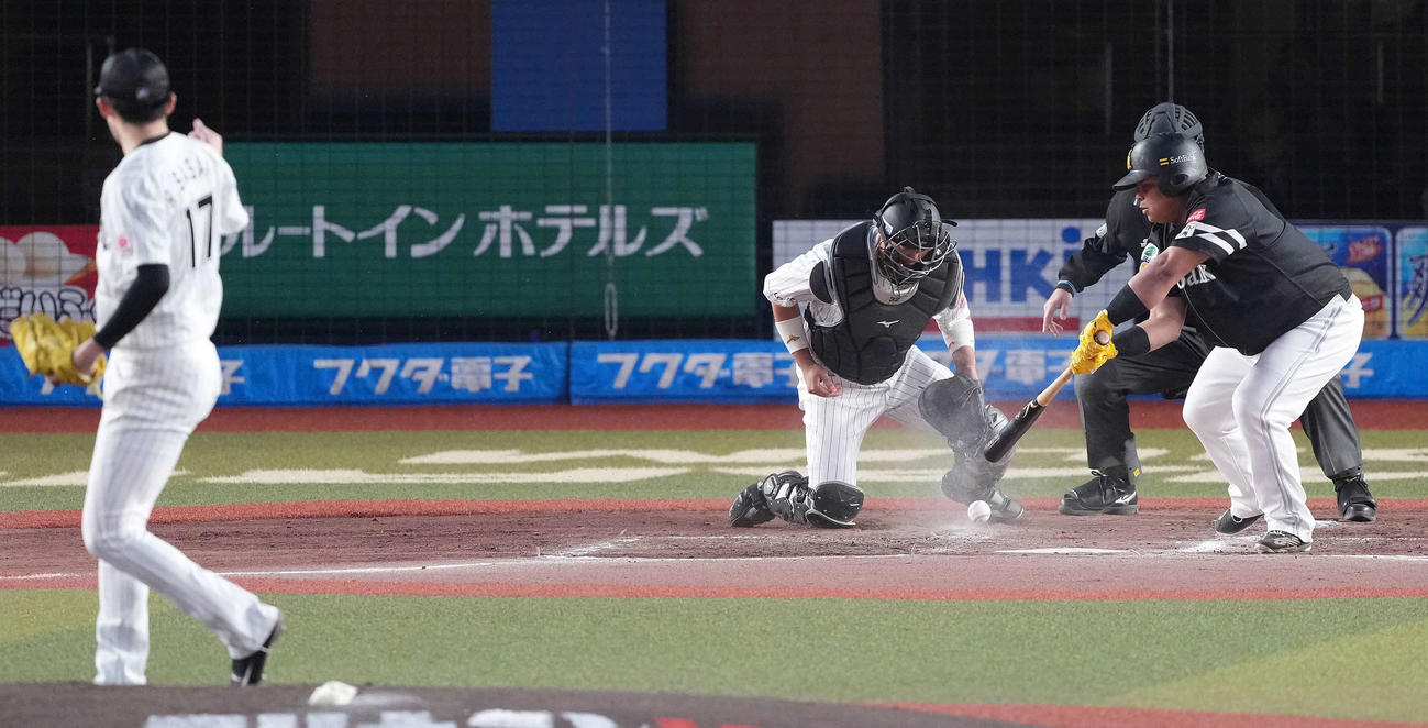 5月5日、ロッテ対ソフトバンク　2回表ソフトバンク1死、空振り三振に倒れるアストゥディーヨ。投手佐々木朗