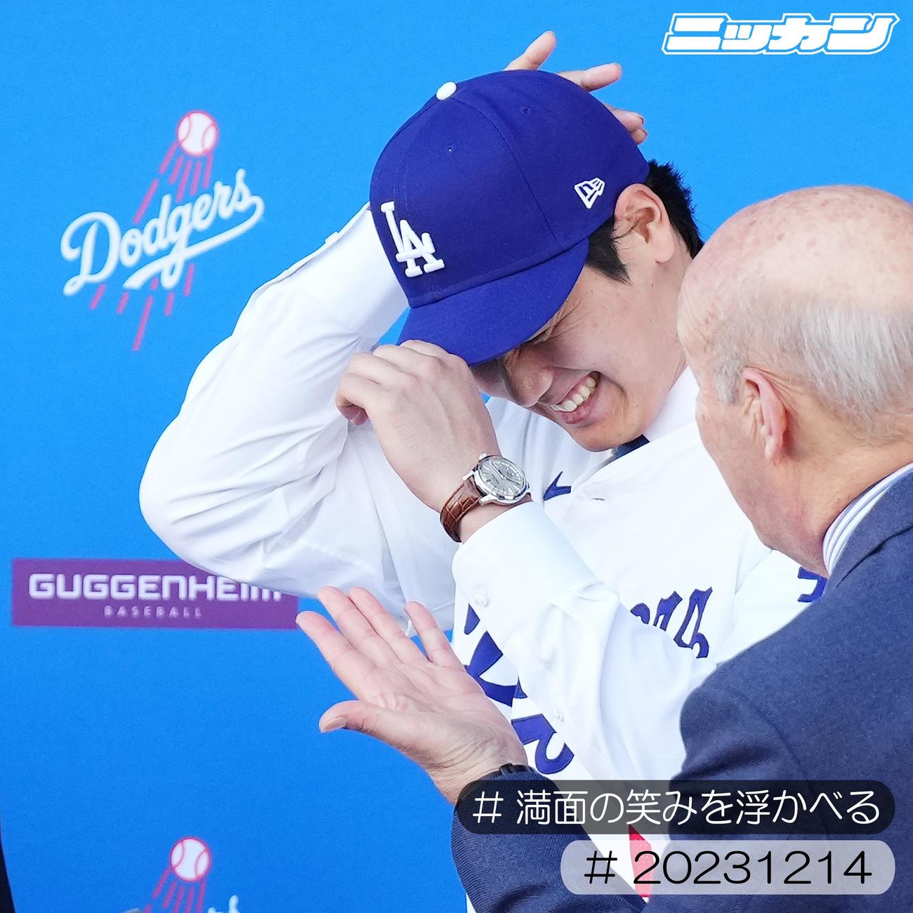 12月14日、ドジャース入団会見で笑顔の大谷（撮影・菅敏）
