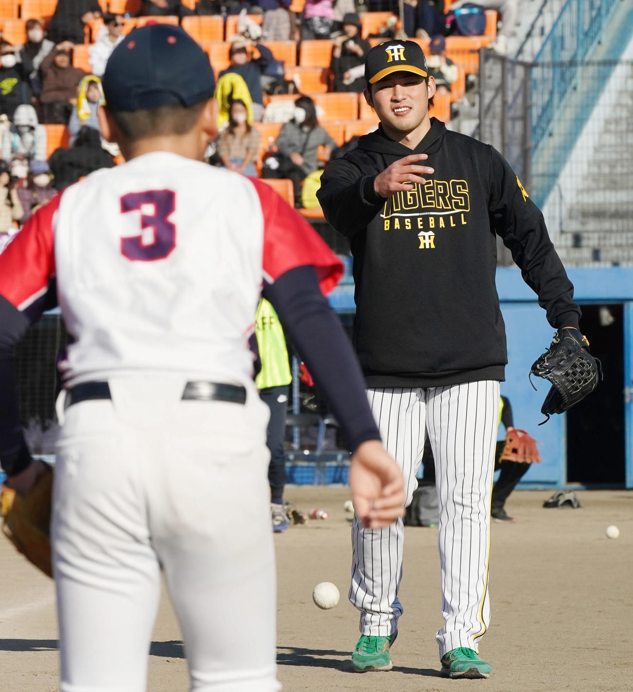 野球教室に参加し子どもたちにアドバイスをする佐藤蓮（右）（撮影・森本幸一）