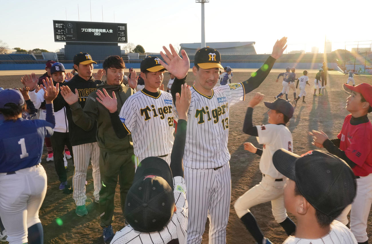 野球教室に参加し子どもたちとタッチを交わす岩崎（中央）（撮影・森本幸一）