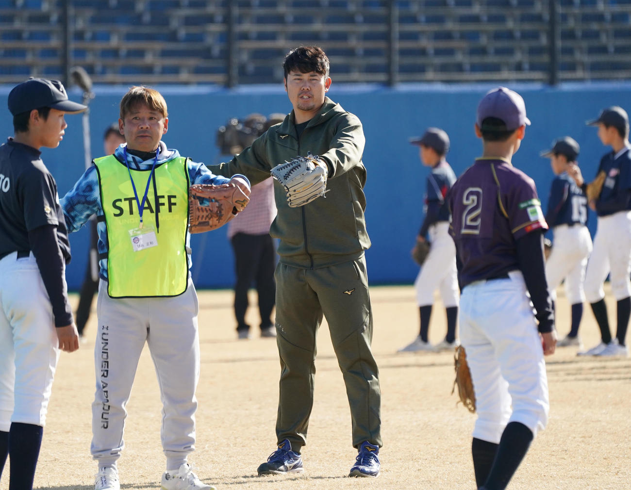 野球教室に参加し子どもたちにアドバイスをするオリックス鈴木（中央）（撮影・森本幸一）