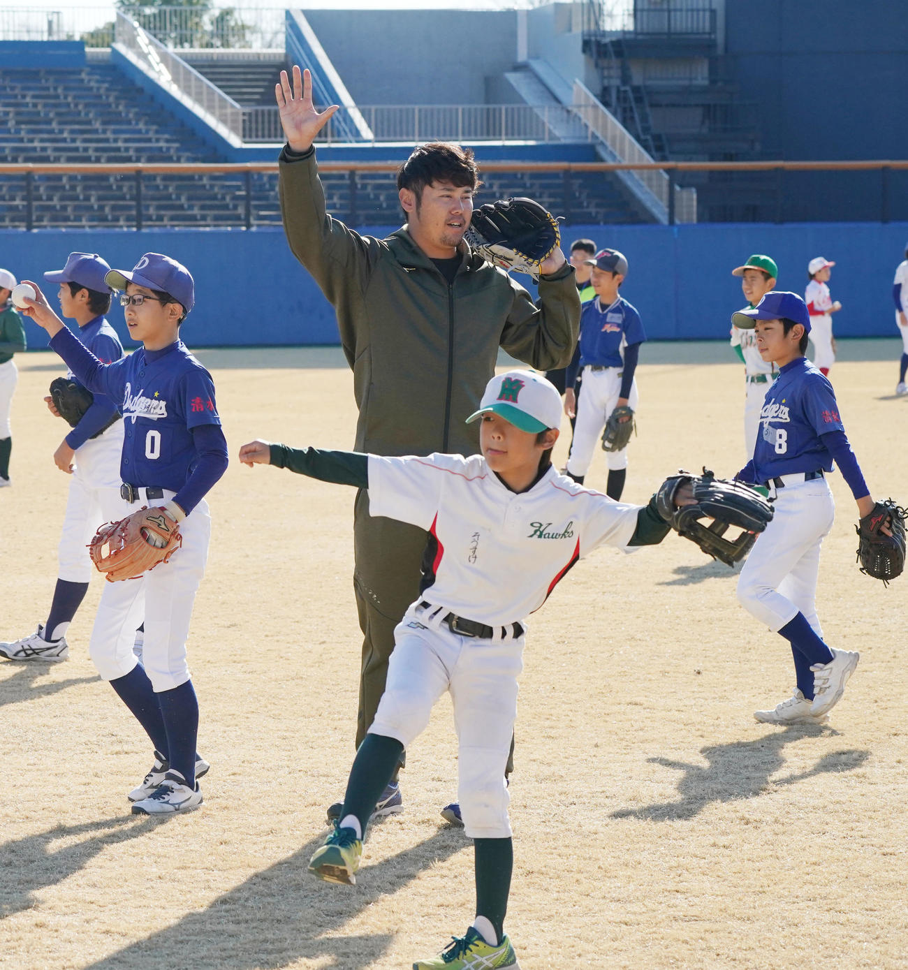 野球教室に参加し子どもたちにアドバイスをする鈴木博（中央）（撮影・森本幸一）