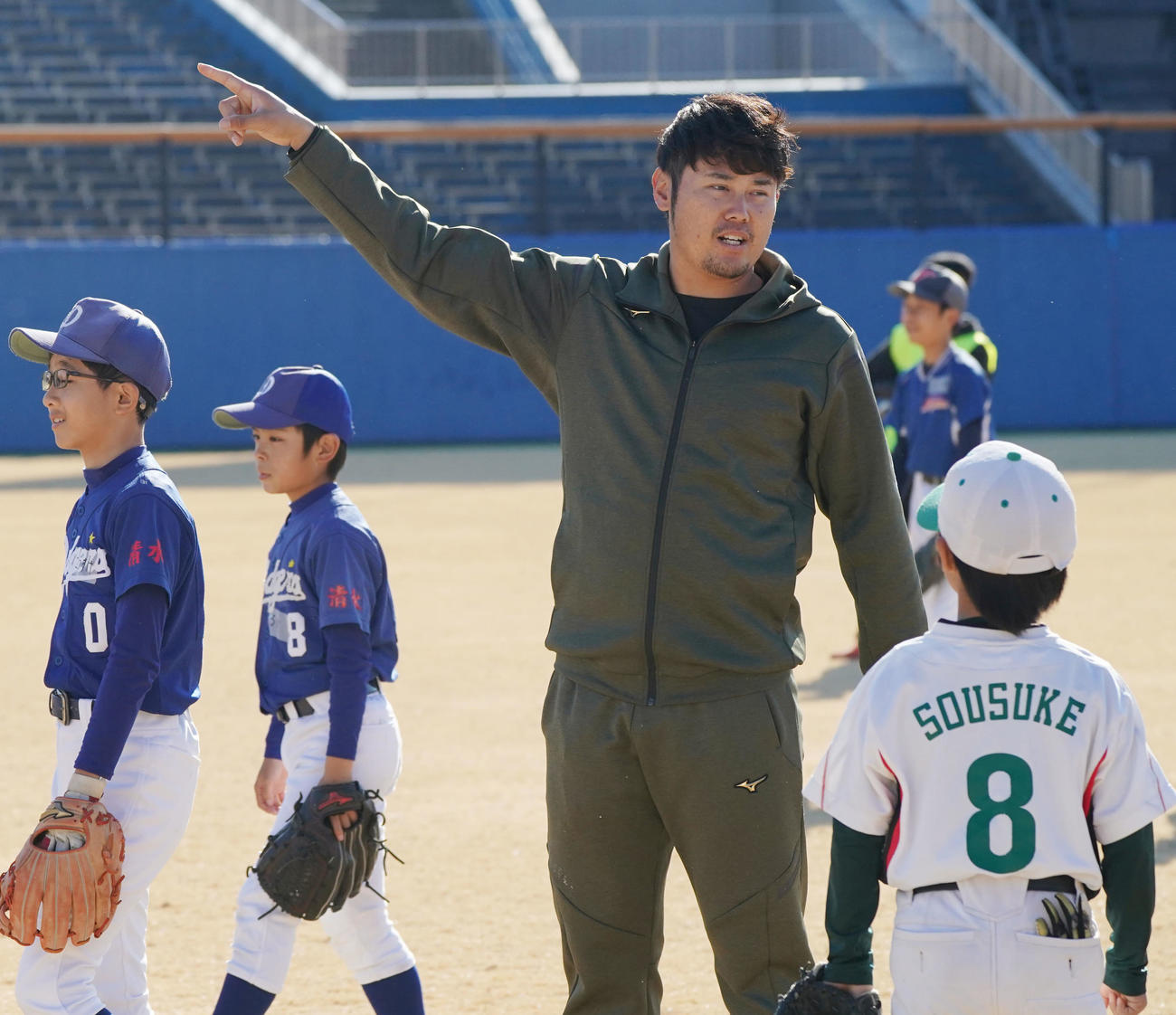 野球教室に参加し子どもたちにアドバイスをする鈴木博（中央）（撮影・森本幸一）