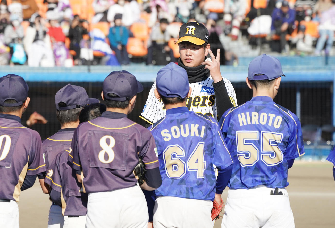 野球教室に参加し子どもたちにゴロ捕球のアドバイスをする高橋（奥）（撮影・森本幸一）