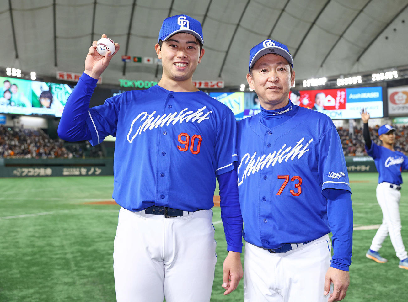 立浪監督と写真に納まる松山晋也（2023年9月30日撮影）