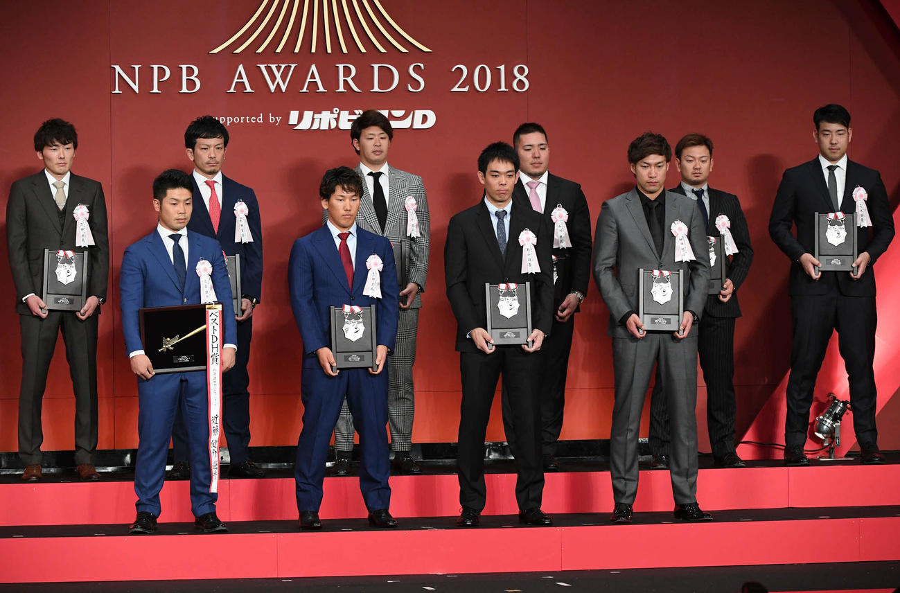 2018年パ・リーグのベストナイン。前列左から日本ハム近藤、オリックス吉田正、西武秋山、ソフトバンク柳田、後列左から西武源田、ソフトバンク松田、西武浅村、山川、森、菊池（2018年11月撮影）