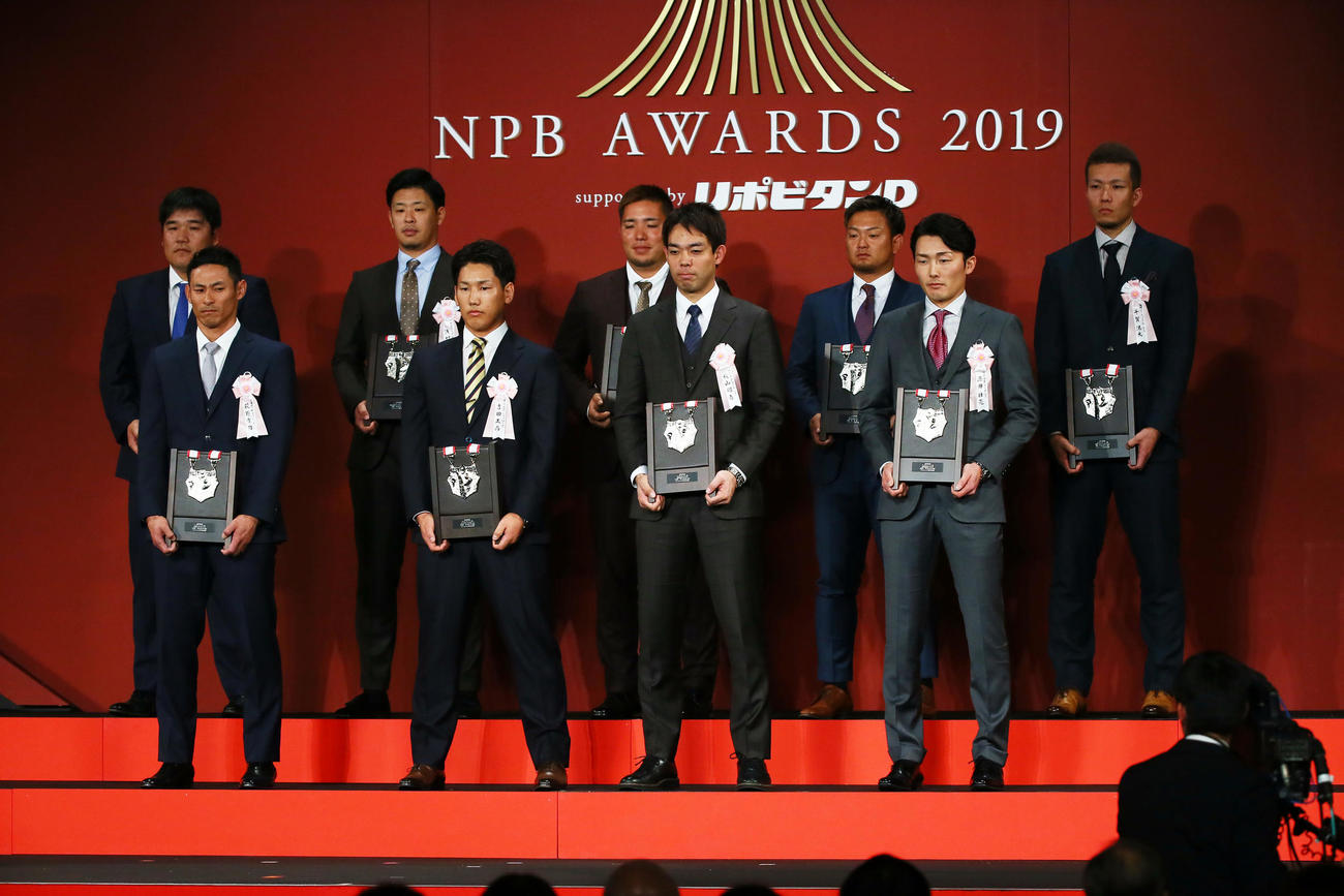 2019年パ・リーグベストナイン受賞選手たち。前列左からロッテ荻野、オリックス吉田正、西武秋山、源田、後列左から西武中村、浅村、山川、森、ソフトバンク千賀（2019年11月撮影）