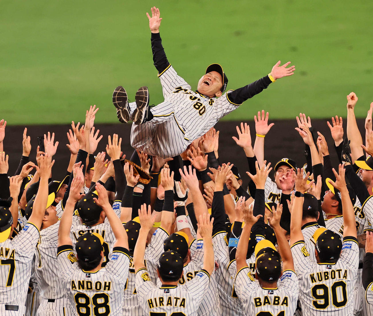 9月14日、リーグ優勝を決めナインに胴上げされる岡田彰布監督