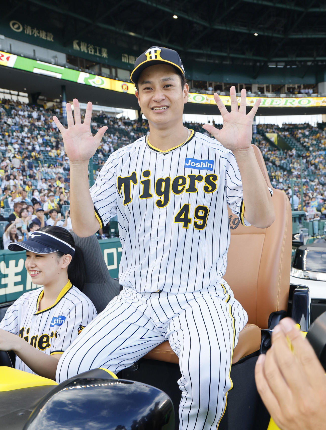 10勝目を挙げ両手で10を作る阪神大竹耕太郎（23年9月9日撮影）